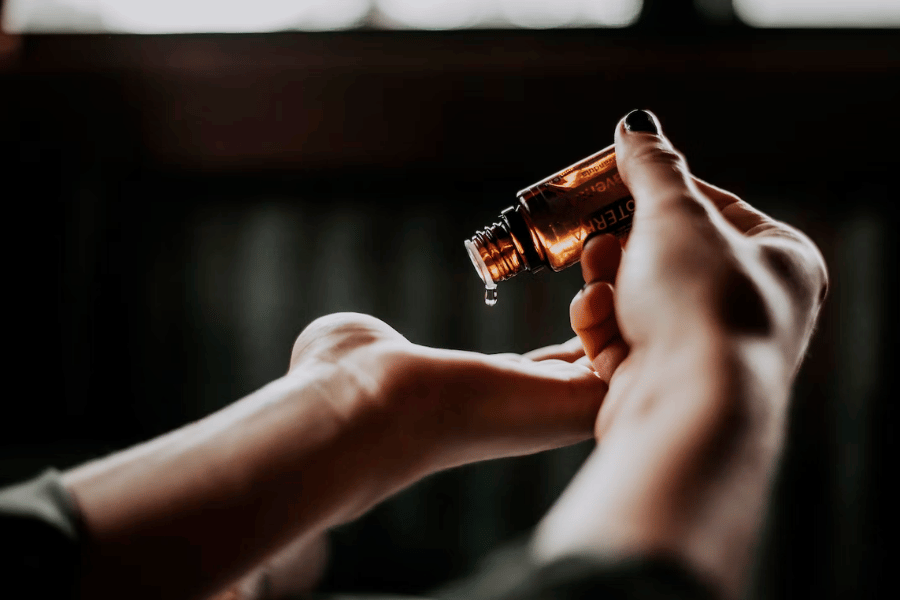 potret ilustrasi face oil (unsplash.com/Christin Hume)