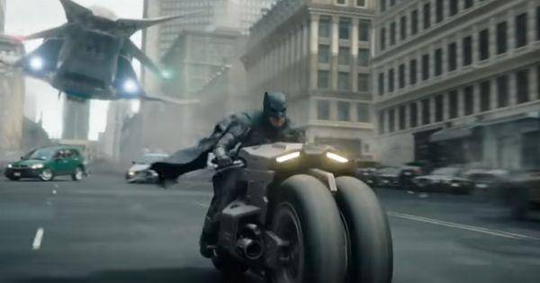 Batman ( Ben Affleck ) mengejar para teroris ( Dok. Warner Bros / The Flash )