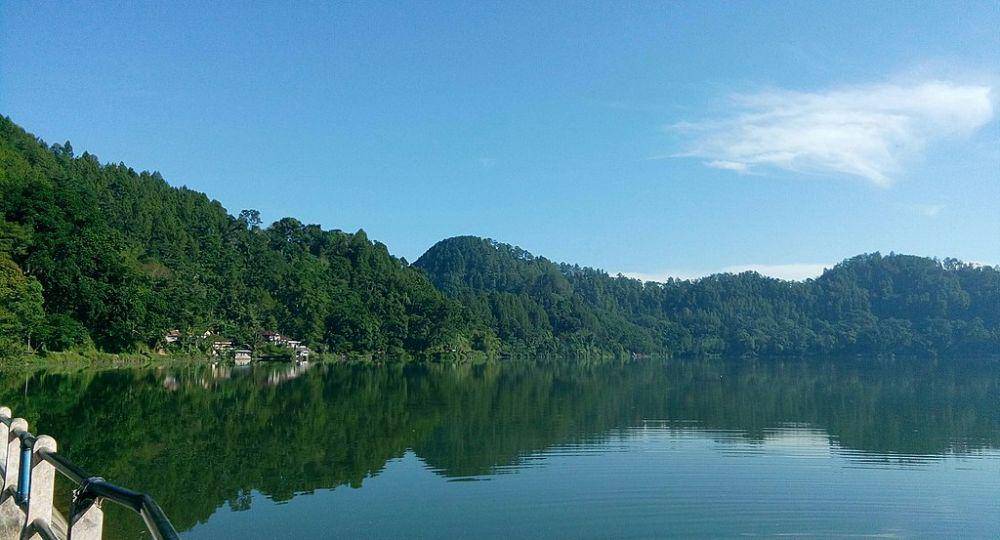 Telaga Ngebel (commons.m.wikimedia.org/Nurayurosyiidah)