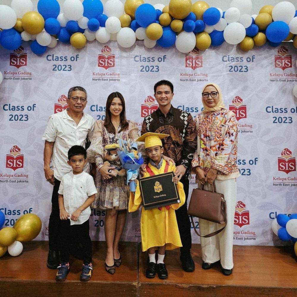 momen Alisia Rininta hadir di wisuda sang anak (instagram.com/alisiarininta22)