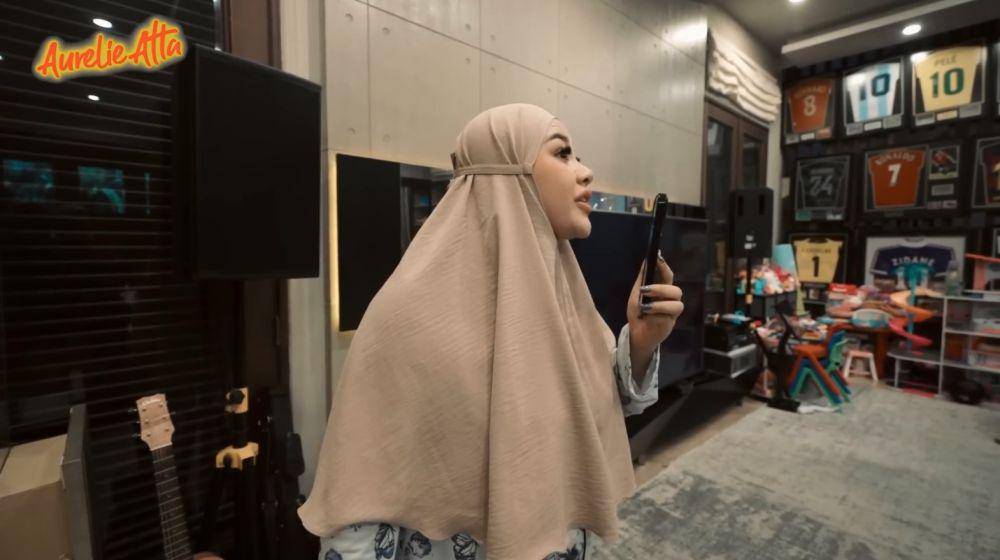 Atta dapat sepeda listrik (YouTube.com/Aurelie Atta)
