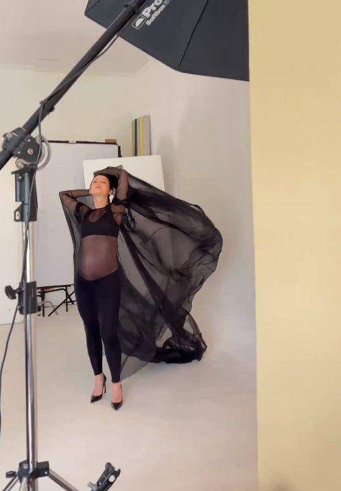 pemotretan matenity Julie Estelle (Instagram.com/dikhadheansa)