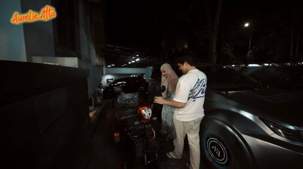 Atta dapat sepeda listrik (YouTube.com/Aurelie Atta)