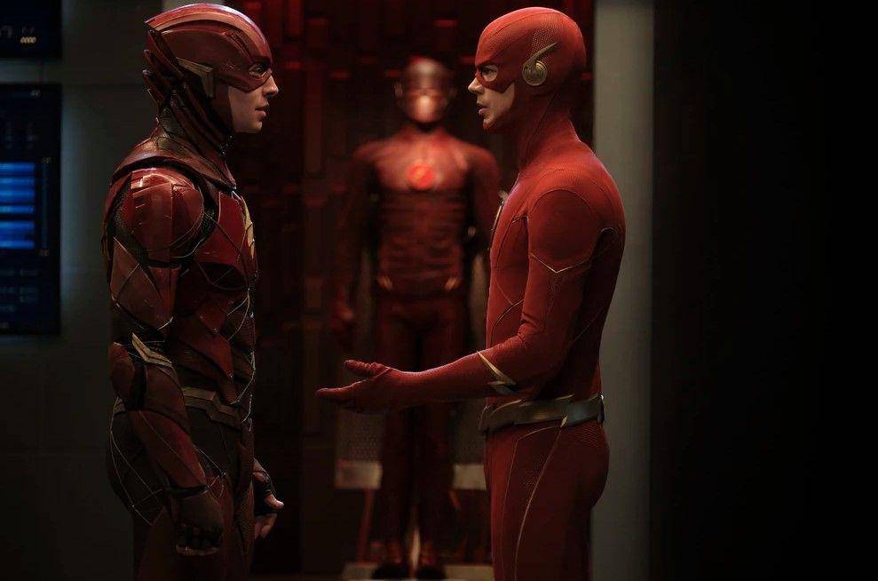adu peran Grant Gustin vs Ezra Miller (dok. CW)