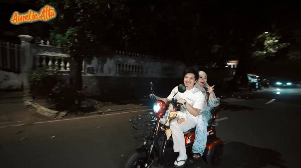 Atta dapat sepeda listrik (YouTube.com/Aurelie Atta)