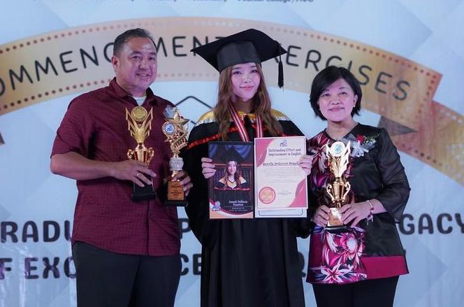 10 Momen Wisuda SMA Anneth Delliecia, Didampingi Keluarga!
