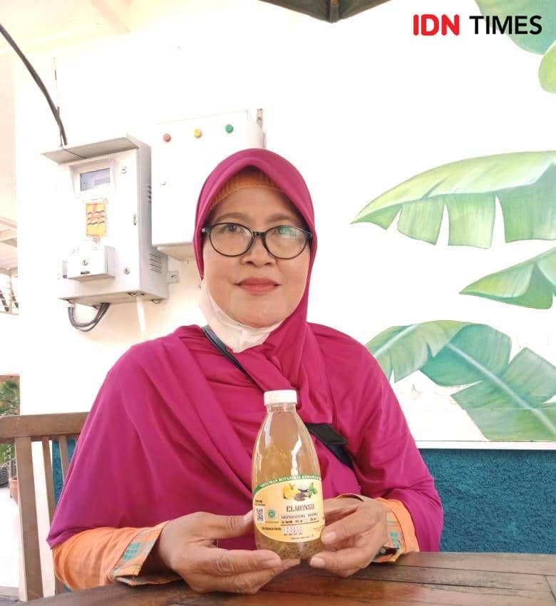 Sri menunjukkan minuman herbal yang ia produksinya. (IDN Times/Faiz Nashrillah)