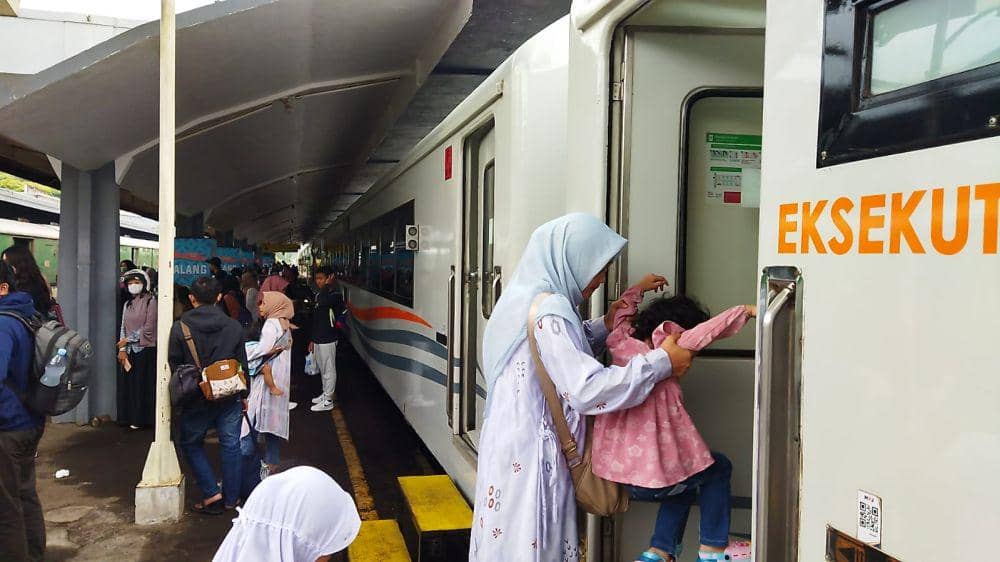 Penumpang kereta api di Malang mulai melepas maskernya. (IDN Times/Rizal Adhi Pratama)