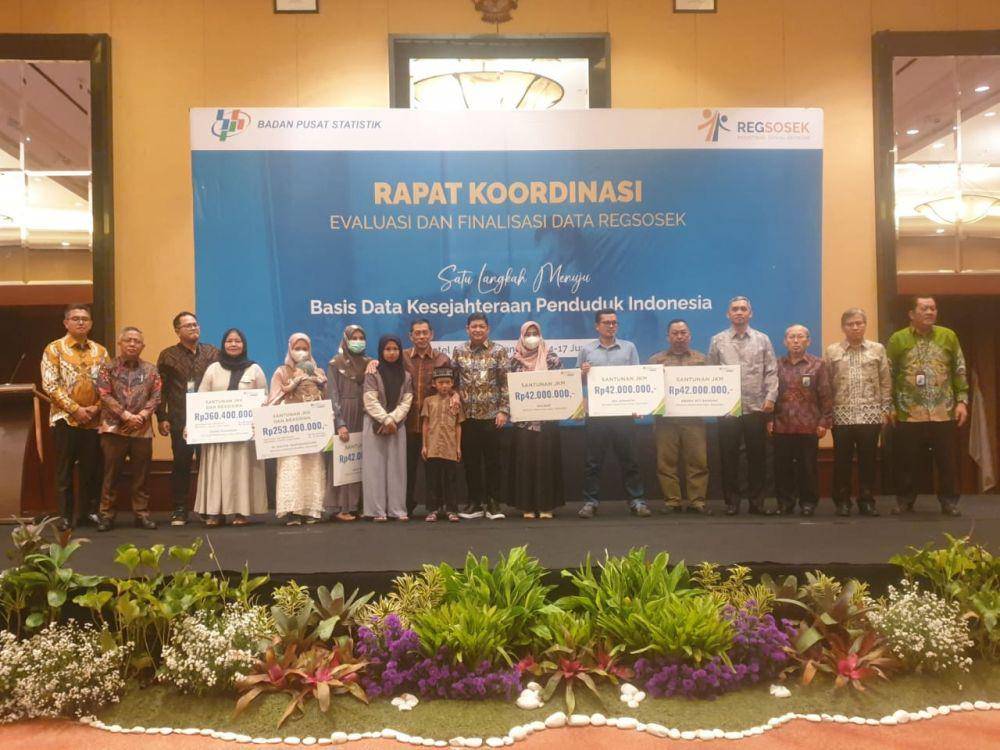 Penyerahan santunan BPJS Ketenagakerjaan Zainudin kepada Petugas Regsosek (Dok. BPJS Ketenagakerjaan)