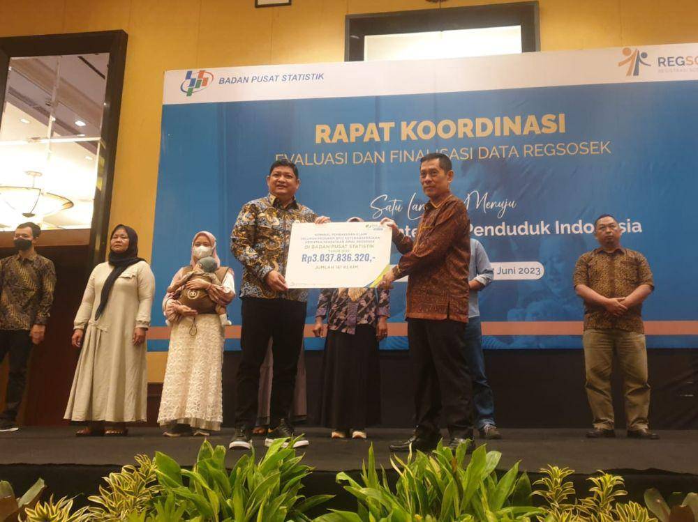 Penyerahan santunan secara simbolis oleh Direktur Kepesertaan BPJS Ketenagakerjaan Zainudin kepada Sekretaris Utama Badan Pusat Statistik (BPS) RI Atqo Mardiyanto (Dok. BPJS Ketenagakerjaan)