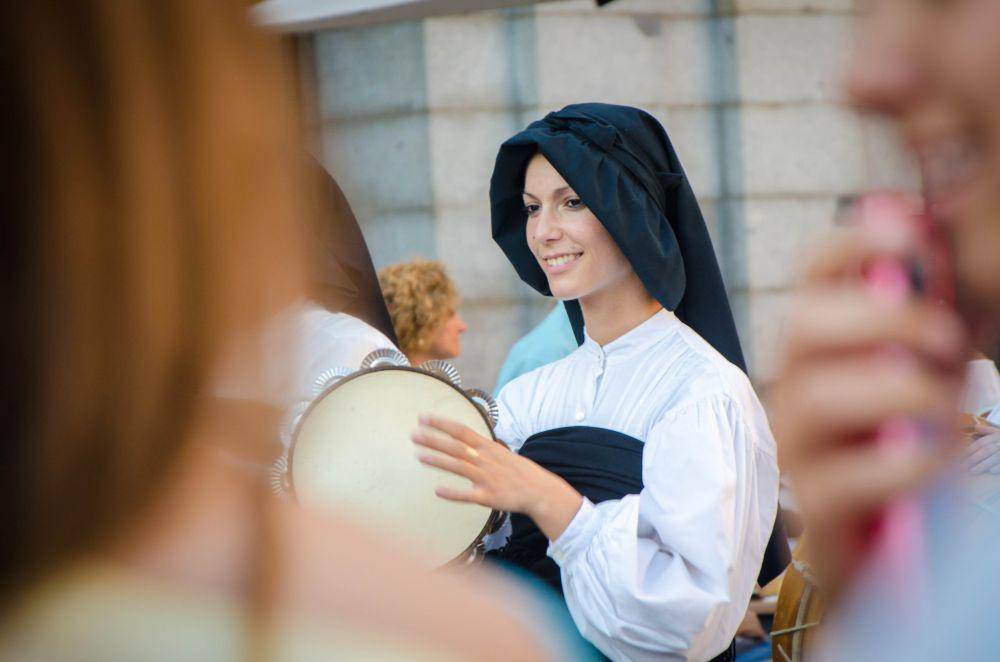 Woman and Tambourine (unsplash.com/Kit Suman)