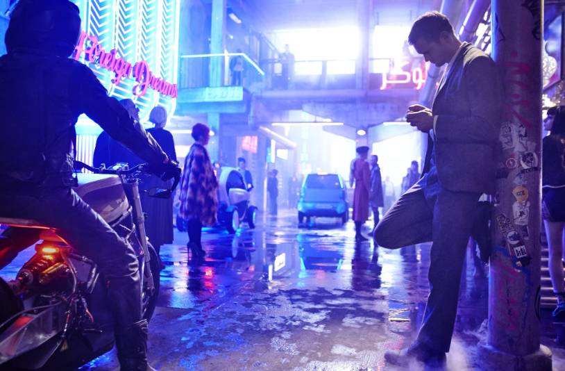 Alexander Skarsgård di film Mute (2018) (dok. Netflix/Mute)