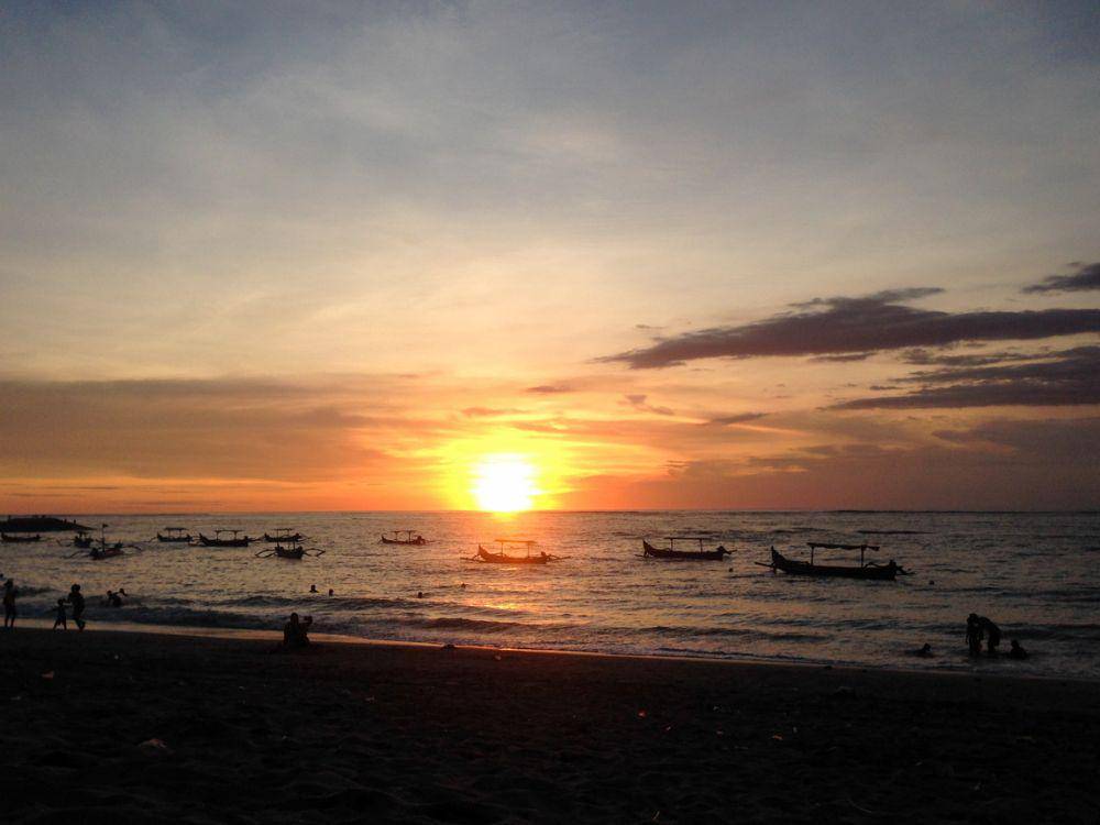 Pemandangan sunset di Pantai Jerman dengan latar perahu nelayan (Dok.Pribadi/Natalia Indah)