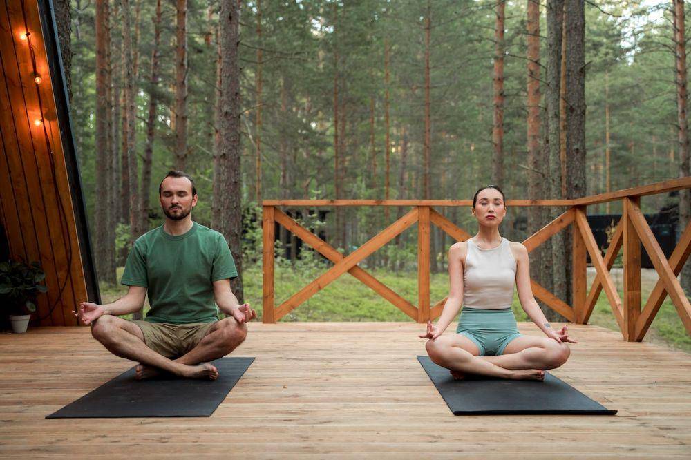 ilustrasi meditasi bersama (pexels.com/Ron Lach)