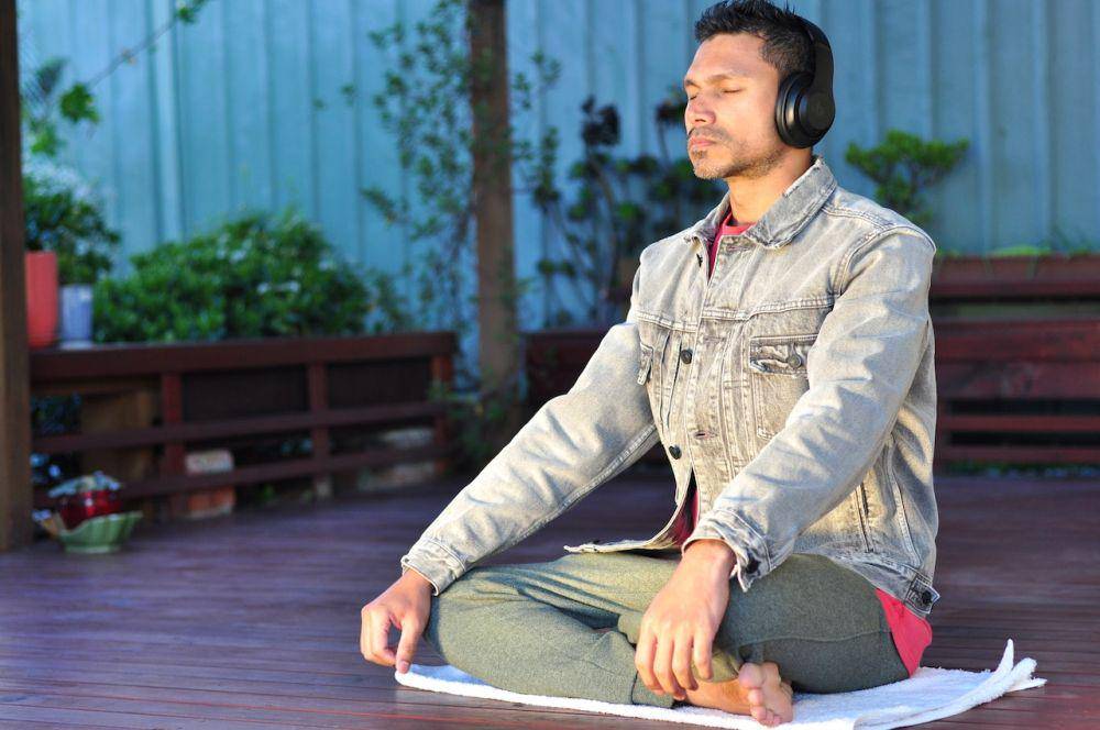 ilustrasi meditasi musik (pexels.com/Shyamap Bhattacharyya)