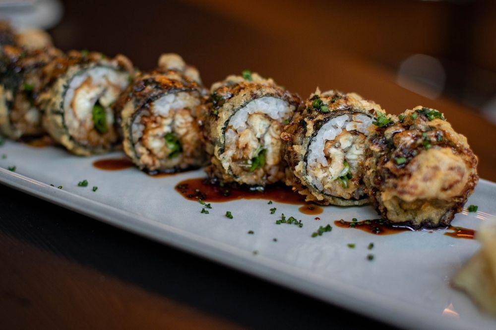 ilustrasi sushi chicken teriyaki (pexels.com/Valeria Boltneva)