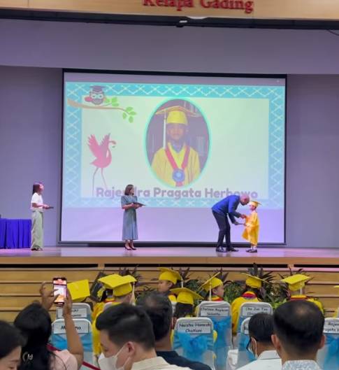 momen Alisia Rininta hadir di wisuda sang anak (instagram.com/alisiarininta22)
