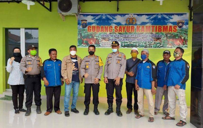 Polisi Babinkamtibmas Labuhan Deli, Medan Marelan yang sering dijuluki polisi sayur (Dok. Istimewa)
