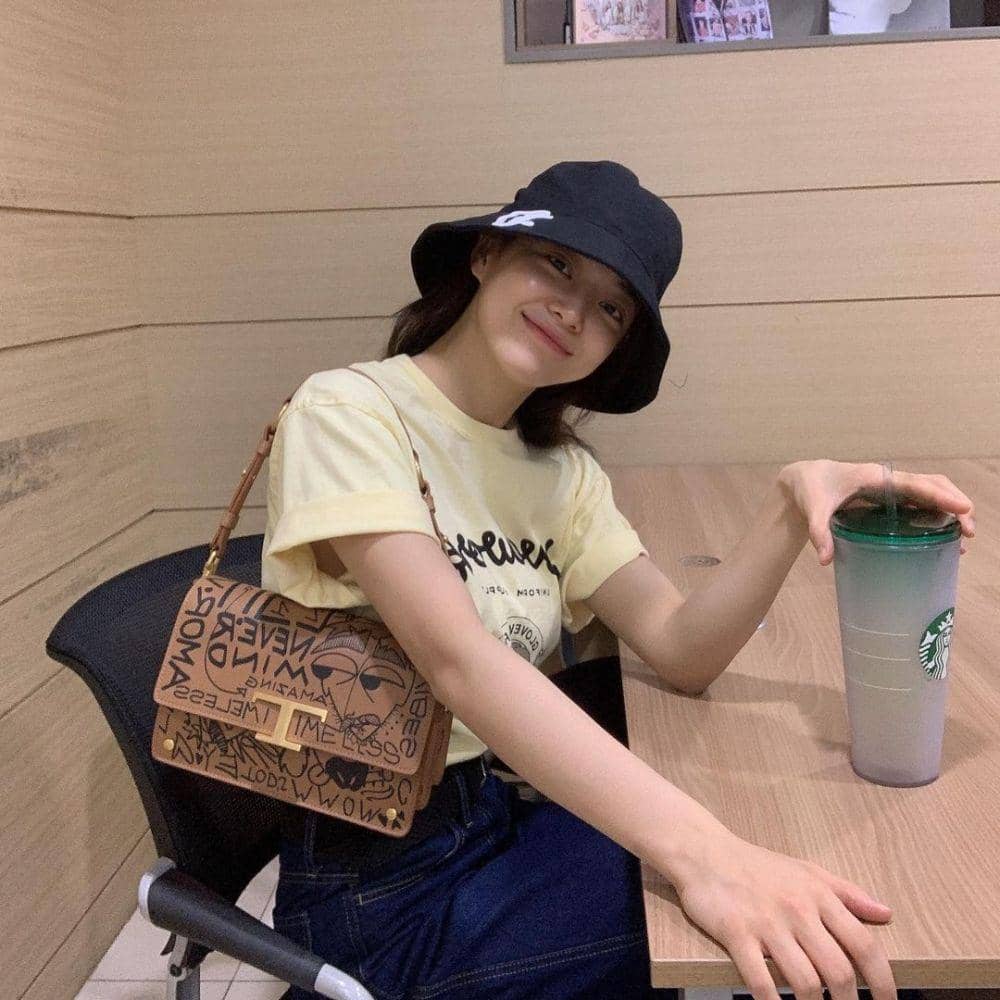Potret Kim Sejeong (Instagram.com/clean_0828)