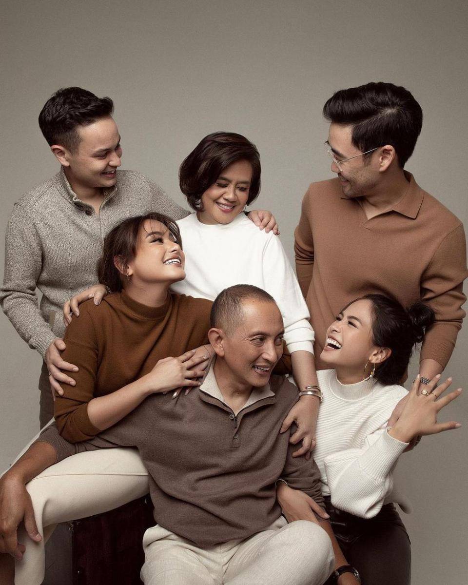 foto keluarga Maudy Ayunda (instagram.com/maudyayunda)