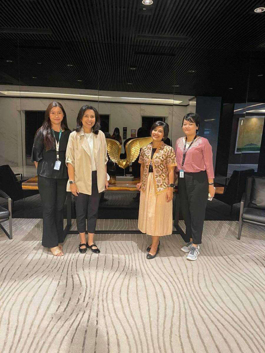 Meriam Wahyuni Katombo bersama tim PT Sayap Mas Utama (WINGS Group Indonesia) dan IDN Times (dok. PT Sayap Mas Utama (WINGS Group Indonesia))