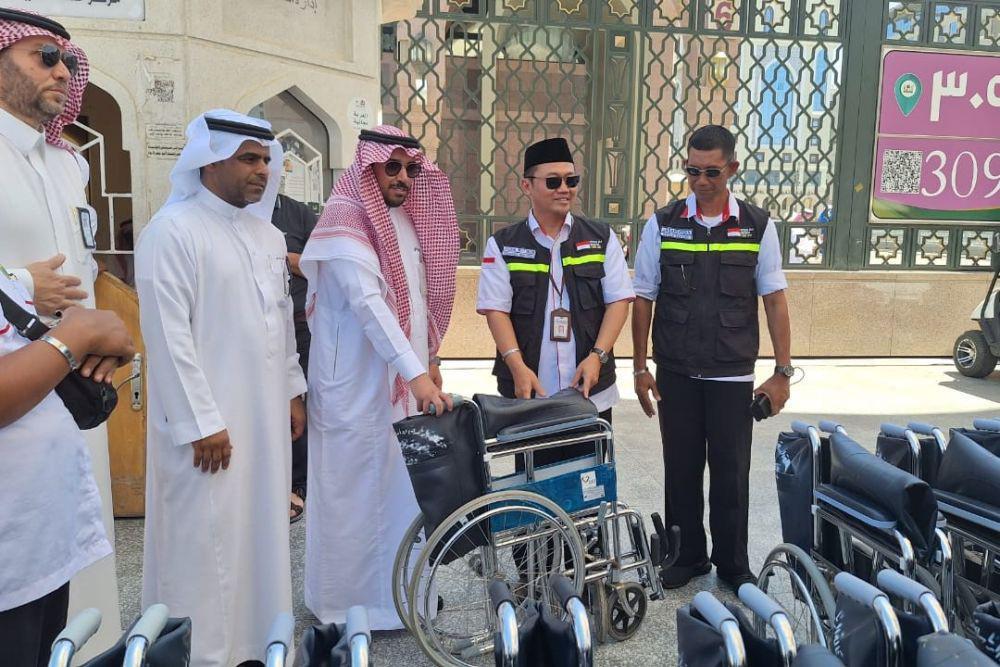 Pengurus Masjid Nabawi Berikan Kursi Roda untuk Jemaah Haji Indonesia