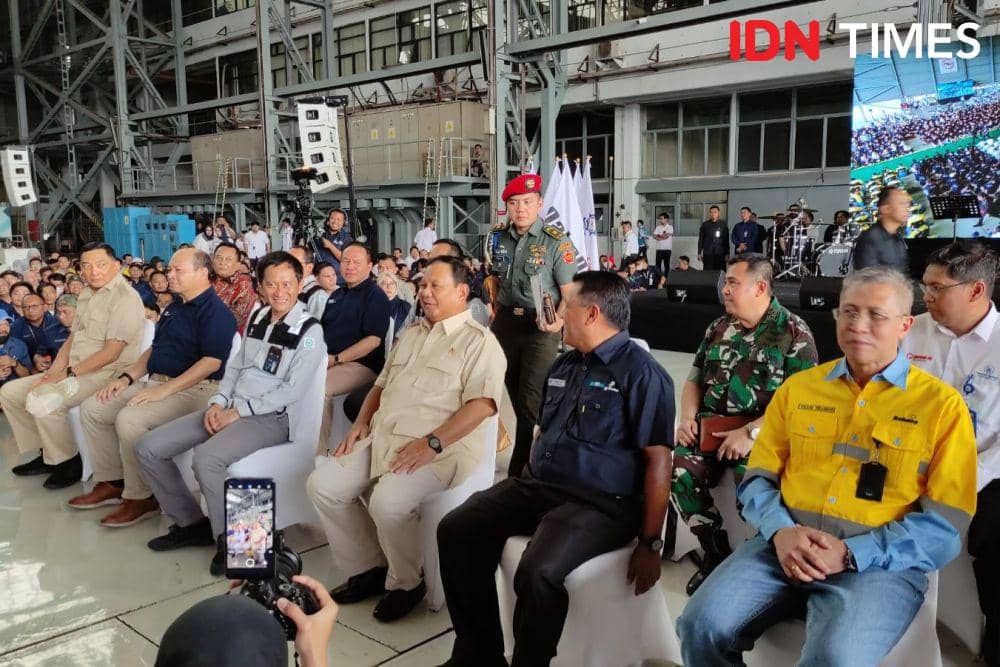 Menteri Pertahanan (Menhan) Prabowo Subianto menghadiri acara “The 1st DEFEND ID’s Day” di Hanggar PT Dirgantara Indonesia, Bandung, Jawa Barat (IDN Times/Yosafat Diva Bayu Wisesa)