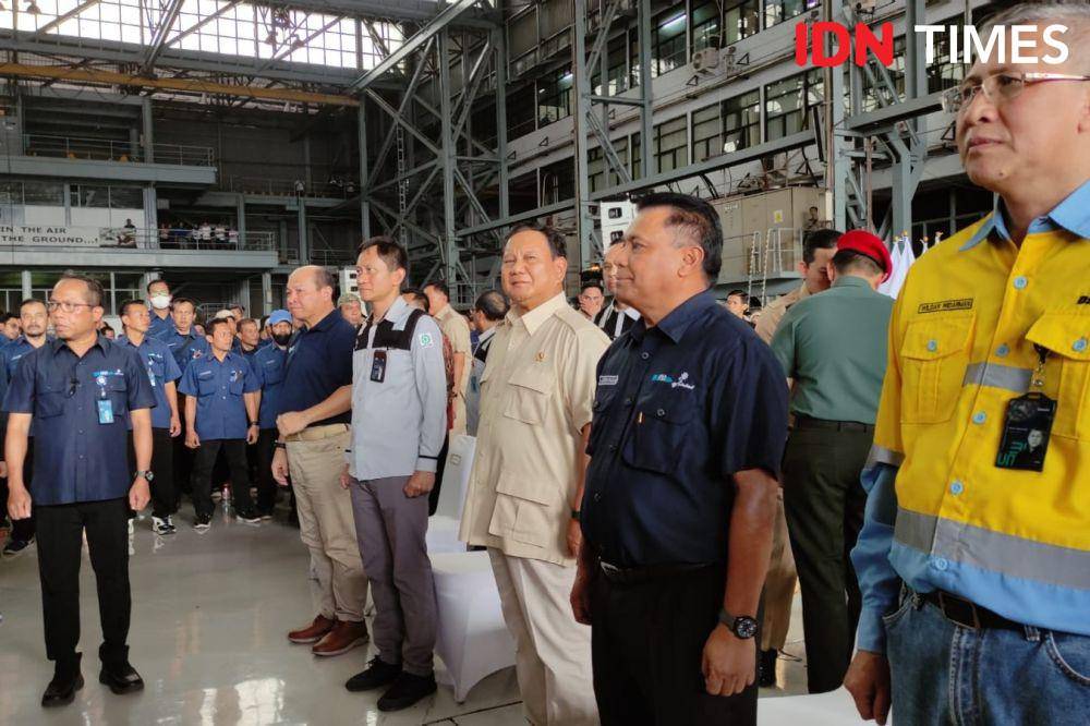 Menteri Pertahanan (Menhan) Prabowo Subianto menghadiri acara “The 1st DEFEND ID’s Day” di Hanggar PT Dirgantara Indonesia, Bandung, Jawa Barat (IDN Times/Yosafat Diva Bayu Wisesa)