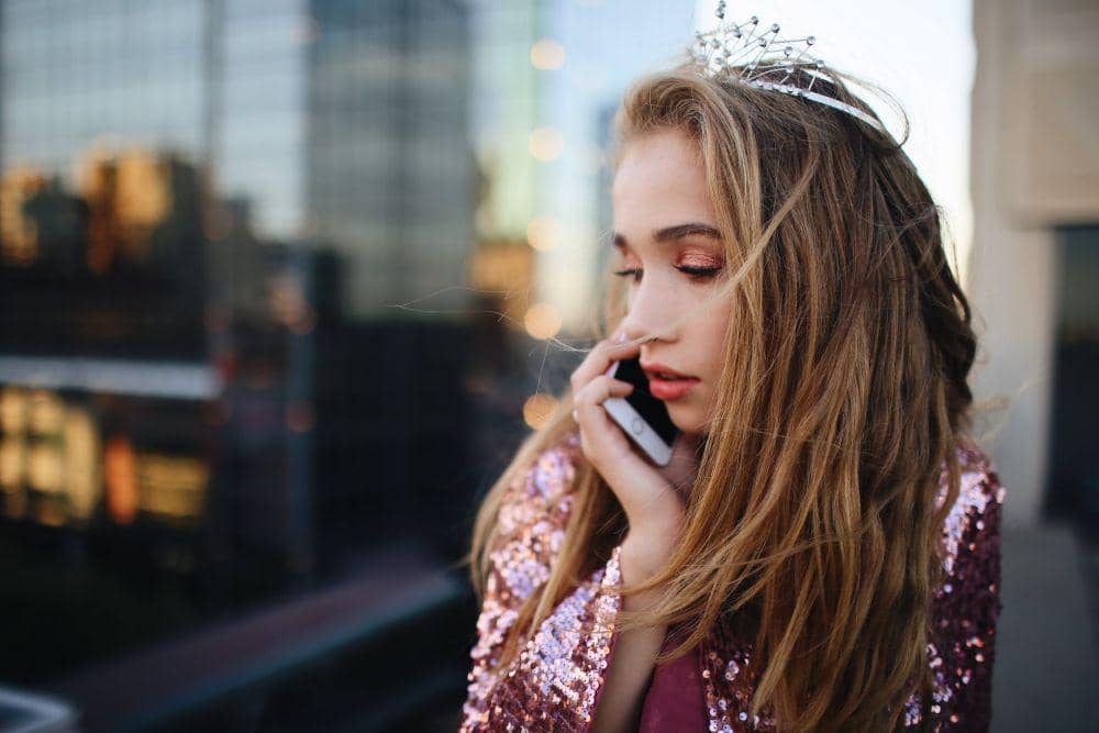 5 Zodiak yang Betah Berjam-jam Menelepon Pasangan, Termasuk Kamu?