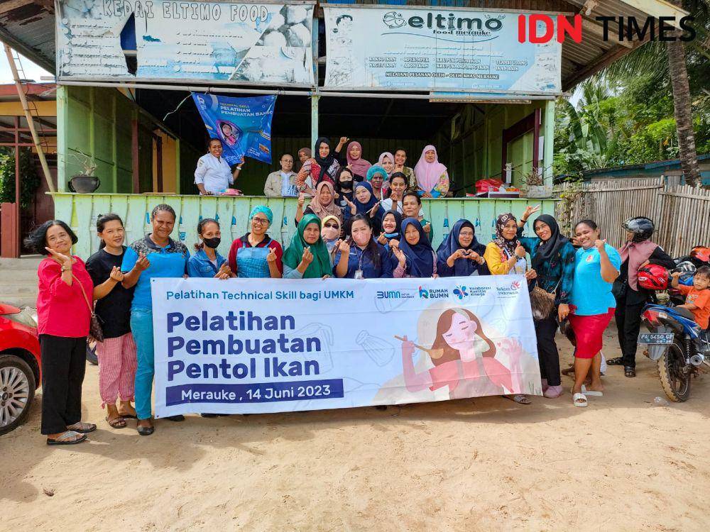 Foto bersama dengan sejumlah peserta pelatihan membuat pentolan ikan. (IDN Times/Istimewa)