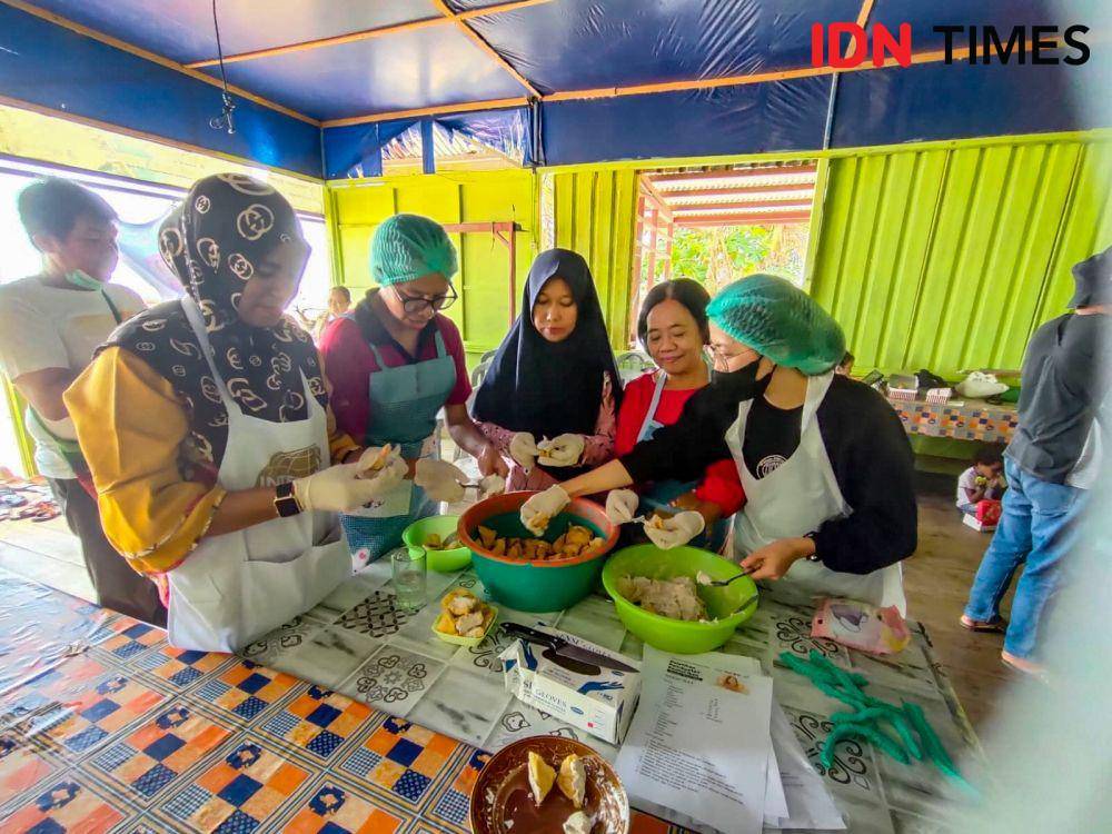 Pelatihan membuat pentolan ikan oleh Rumah BUMN Merauke. (IDN Times/Istimewa)