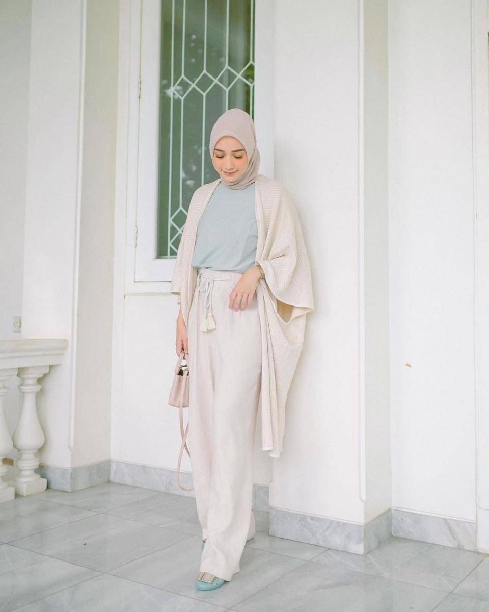 Gaya ngampus ala Mega Iskanti (instagram.com/megaiskanti)