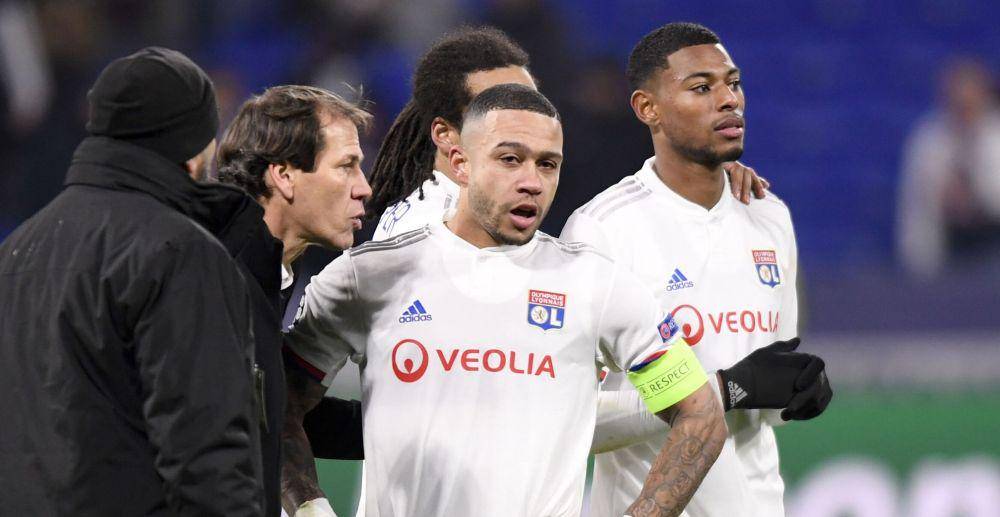 Rudi Garcia memberikan arahan pada Memphis Depay (ligue1.com)