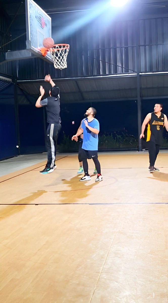 potret Dude Harlino bermain basket (instagram.com/dude2harlino)