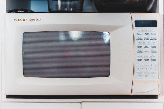 ilustrasi microwave (unsplash.com/Erik Mclean)