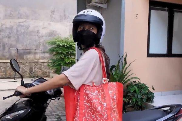 9 Potret Sederhana Indah Permatasari Belanja ke Pasar Tradisional