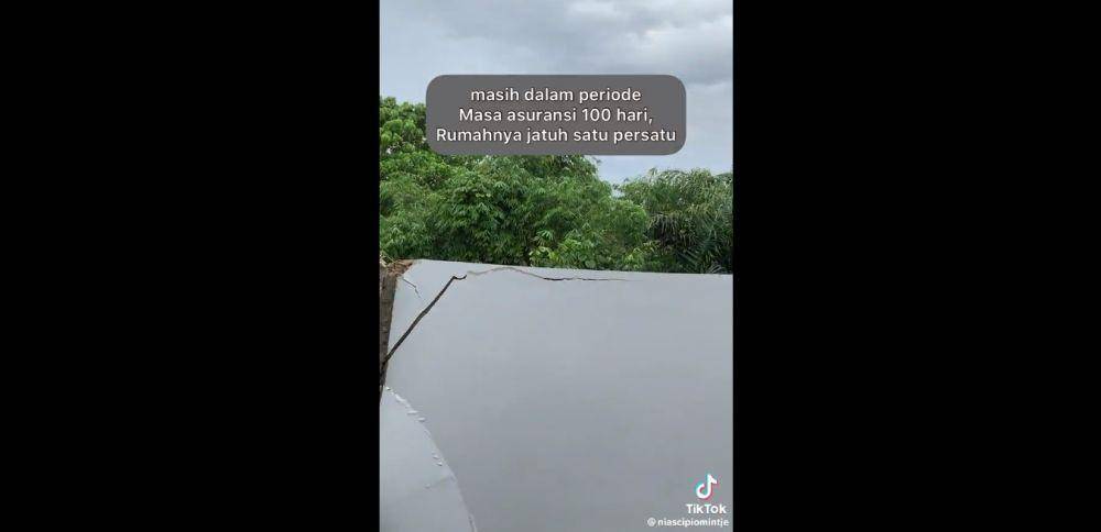 Detik-detik rumah warga di perumahan elit Manado roboh. FB Nia Scipio Mintje
