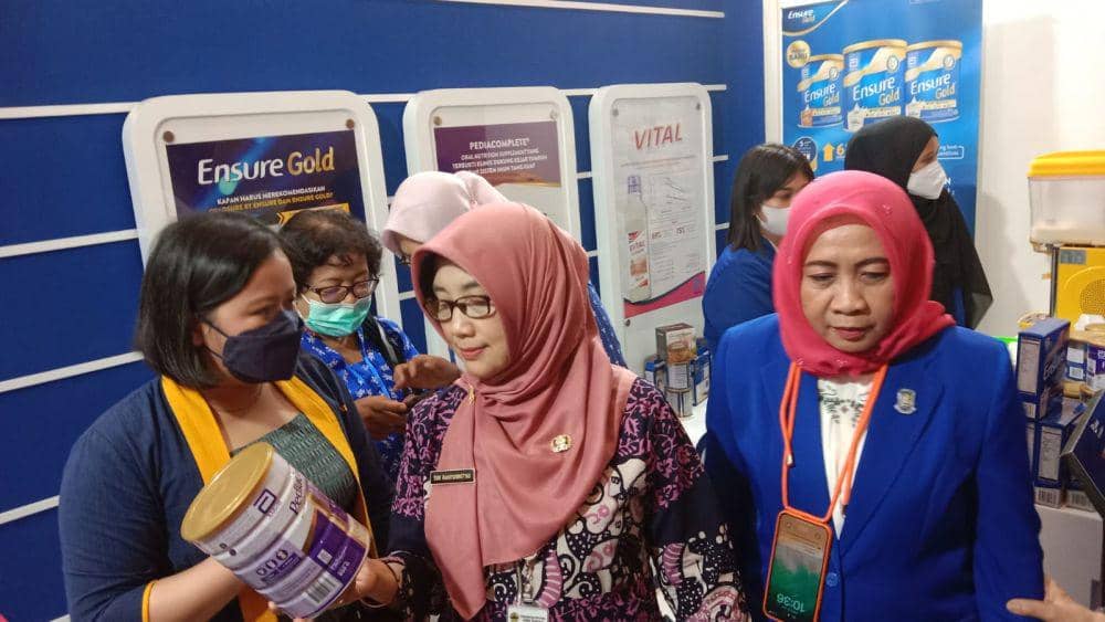 Ketua Umum Persagi Rudatin mengecek both layanan gizi yang ada di lokasi acara temu ilmiah nasional Persatuan Ahli Gizi (Persagi). (IDN Times/Fariz Fardianto)