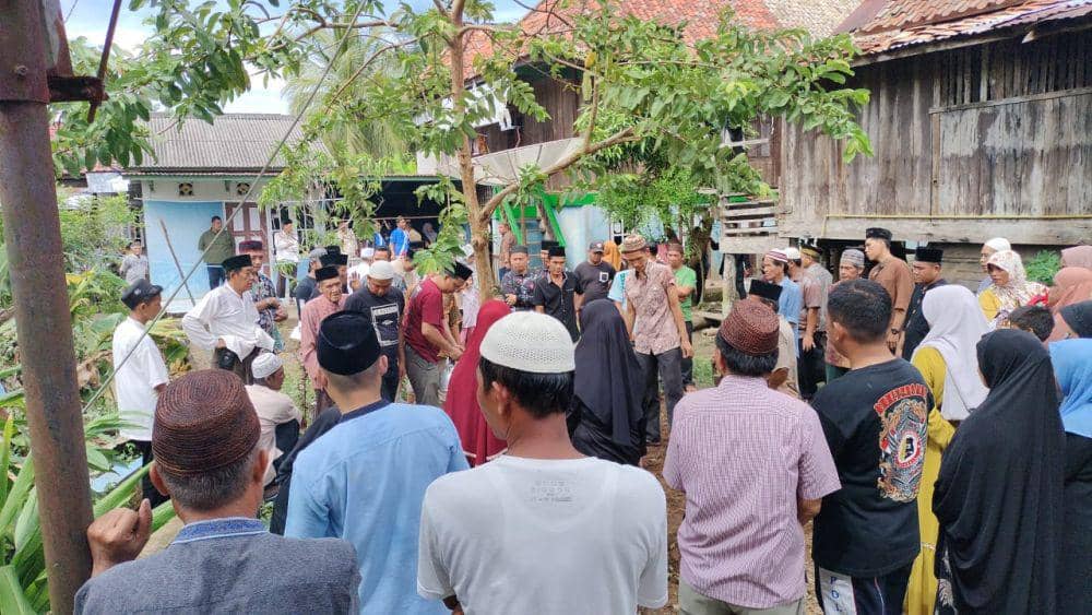 (Jasad Aipda Paimbonan saat Dikebumikan di Kampung Halaman Sekayu) IDN Times/istimewa