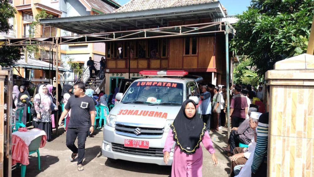 (Jenazah Aipda Paimbonan saat diserahkan ke pihak keluarga di rumah duka desa Lumpatan Kecamatan Sekayu Kabupaten Musi Banyuasin) IDN Times/istimewa