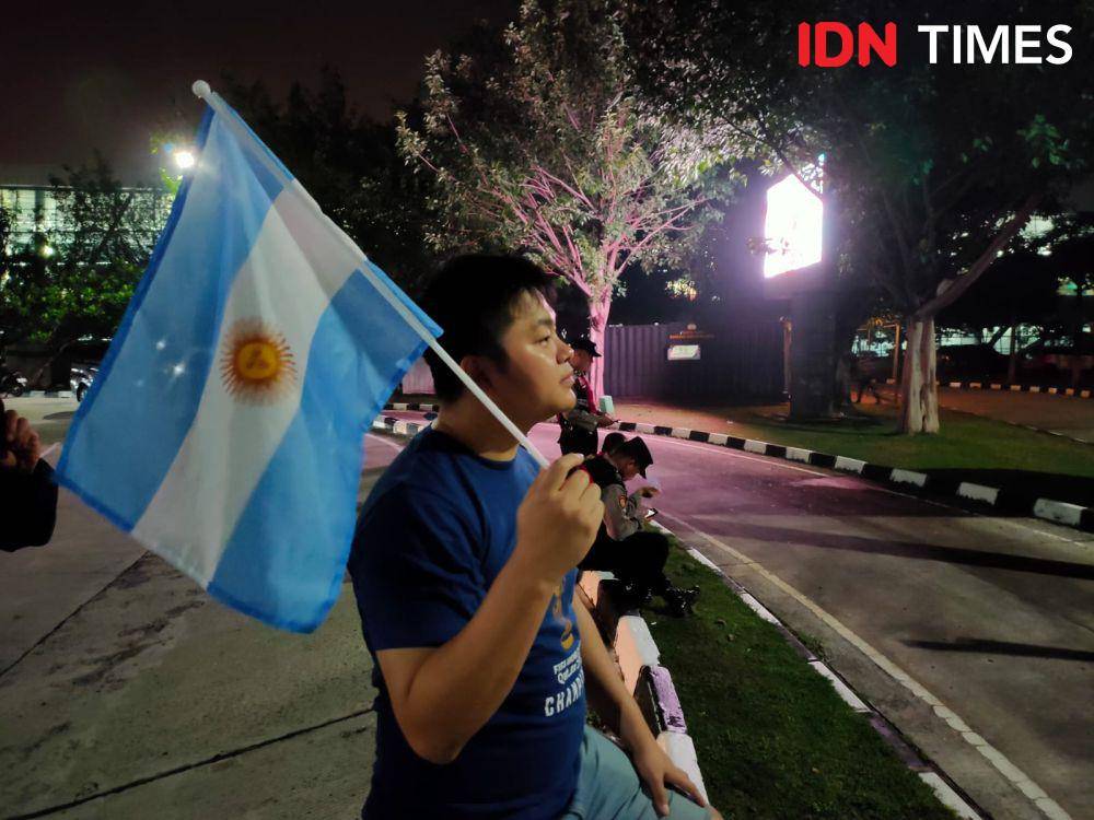 Seorang penggemar Timnas Argentina yang menunggu di Bandara, Jumat (16/6/2023). (IDN Times/Tino)