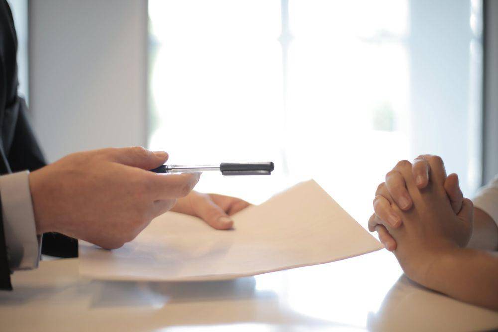 gambaran ukuran kertas A4 (pexels.com/Andrea Piacquadio)