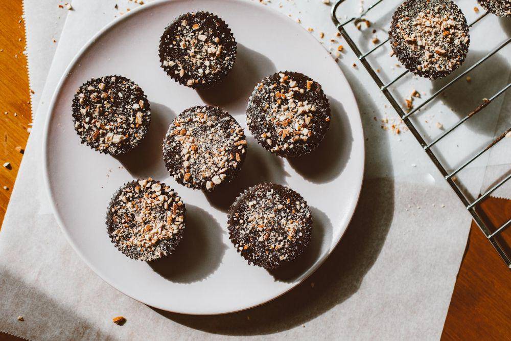 cupcake kopi (pexels.com/ROMAN ODINTSOV)