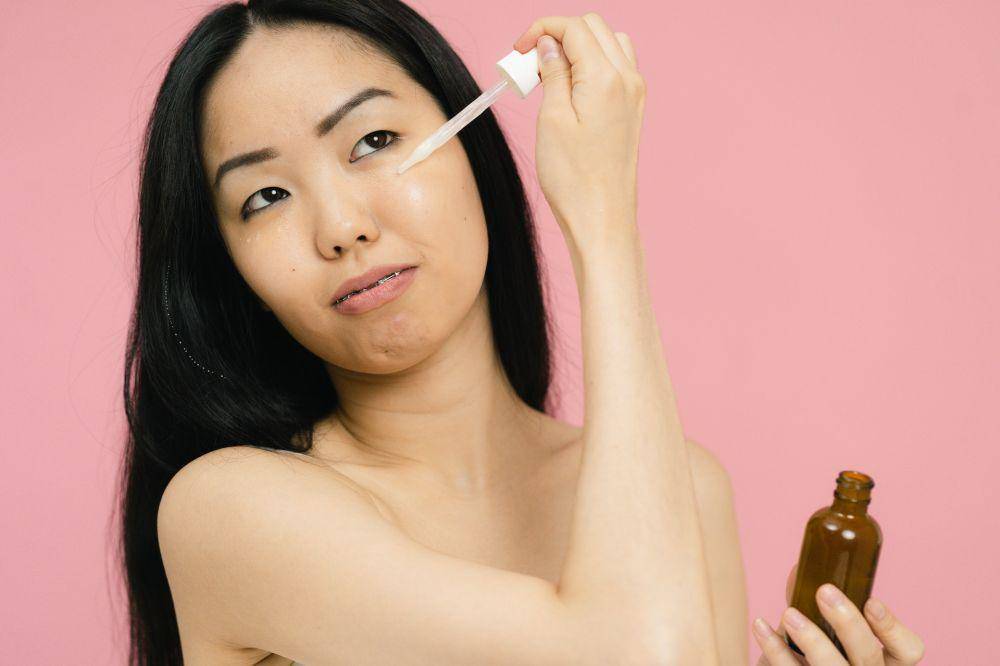 ilustrasi memakai serum wajah (pexels.com/SHVETS production)