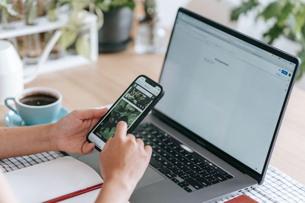 7 Cara Berinternet Bijak untuk Kurangi Emisi Karbon