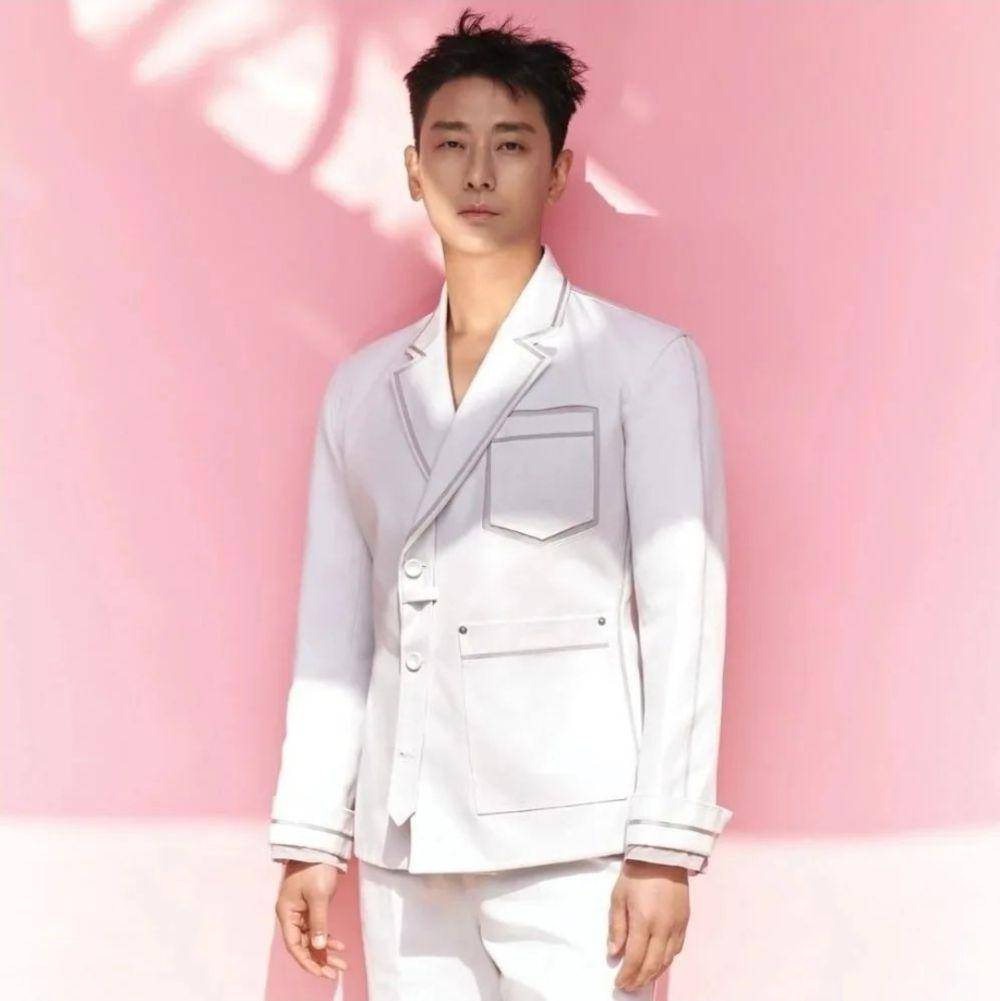 Ju Ji Hoon (instagram.com/h_and_ent)