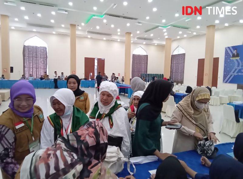 Suasana jemaah haji kloter 24 di asrama haji medan (IDN Times/Indah Permata Sari)