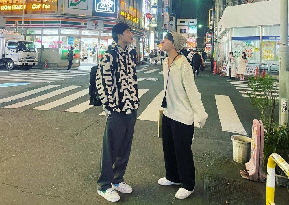 potret bromance Earth Pirapat dan Mix Sahaphap (instagram.com/mixxiw)