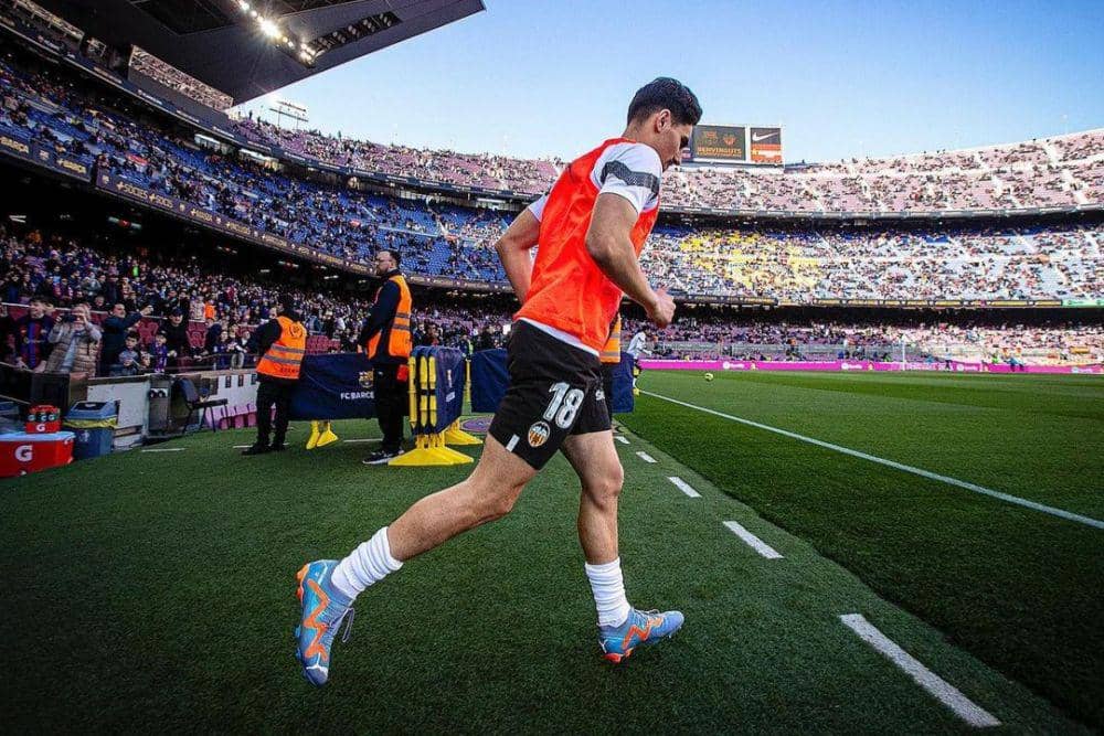 Pemain Valencia, Andre Almeida memasuki pitch Camp Nou. (instagram.com/valenciacf)