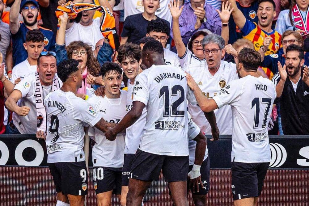 Pemain Valencia merayakan gol bersama suporter. (instagram.com/valenciacf)